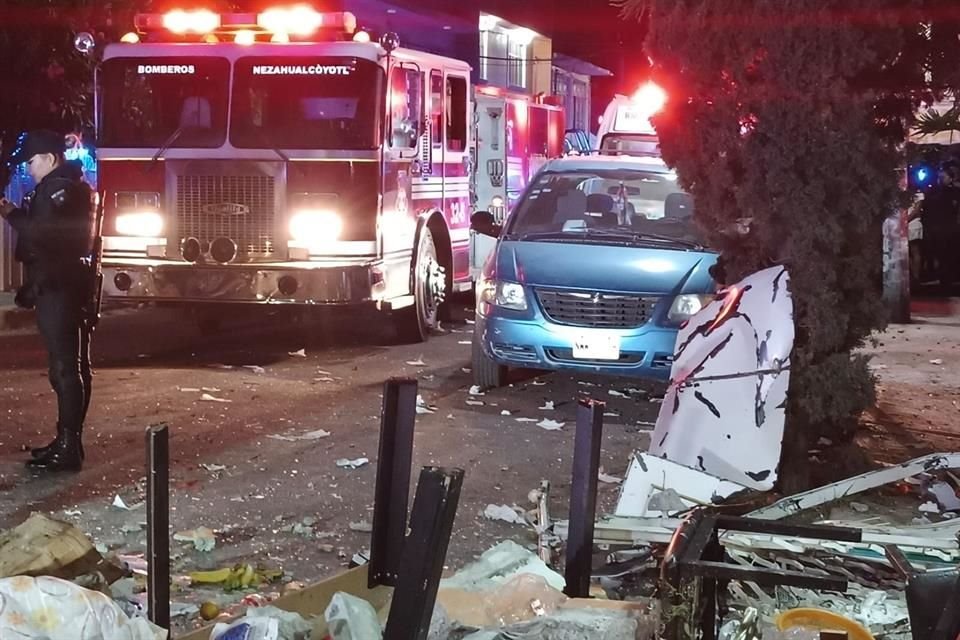 Policías municipales y paramédicos llegaron enseguida y encontraron un boquete en la fachada del domicilio, por donde ingresaron y rescataron a cuatro personas con lesiones severas.