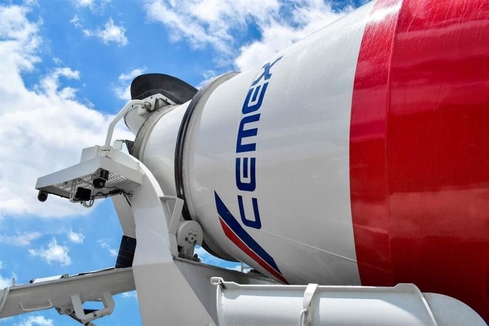 Cemex dijo que la utilidad neta fue de 939 millones de dólares el año pasado, un aumento de cinco veces respecto a 2023, alcanzando un nivel récord reciente.