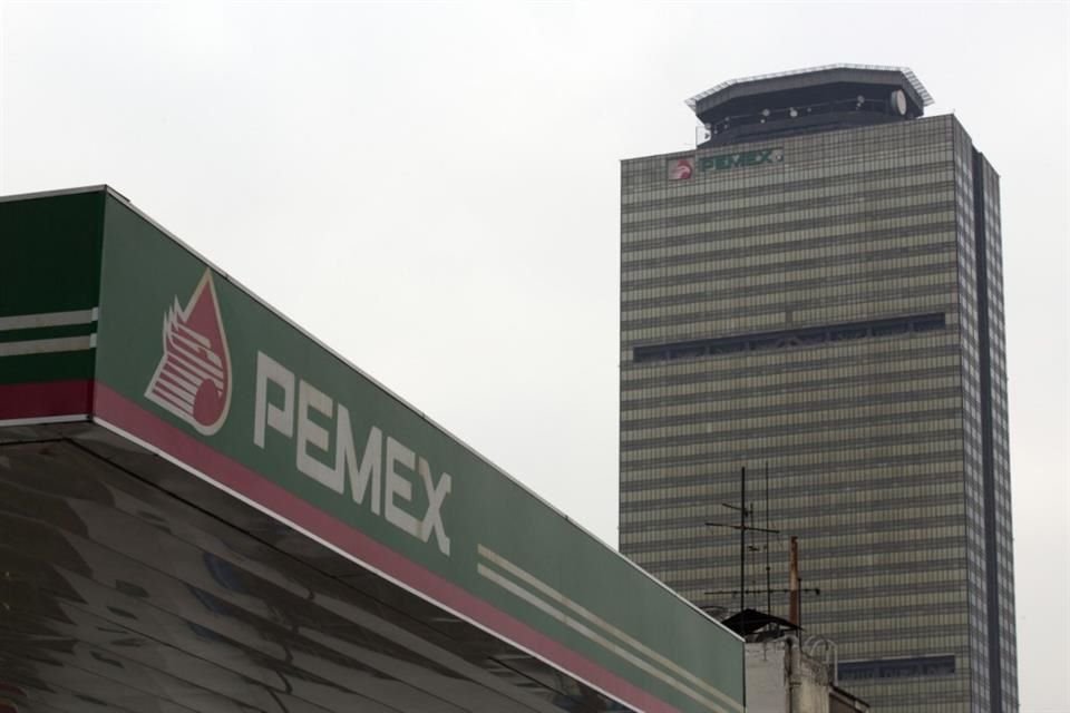 La situación de Pemex pondría en riesgo finanzas públicas del País e incluso afectaría la calificación crediticia de México, según expertos.