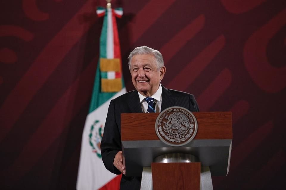 El Presidente en conferencia de prensa.