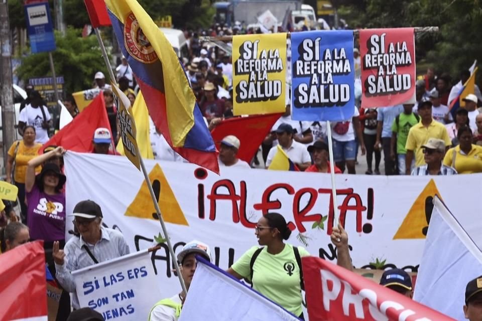 Personas marcharon a favor de la reforma a la salud del Presidente de Colombia, en Cali.