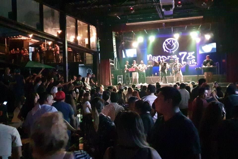 En el Barrio Antiguo, el Nandas aplica protocolos de revisión a sus clientes antes de entrar.