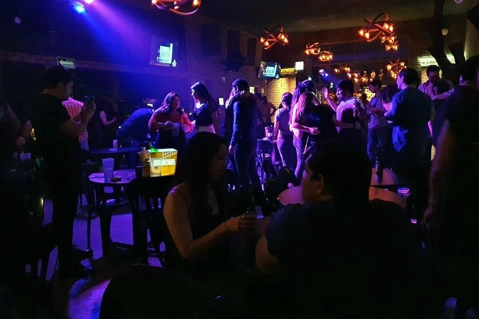 En el Major Tom, personal procura las medidas de salud, pero éstas se relajan conforme avanza la noche.