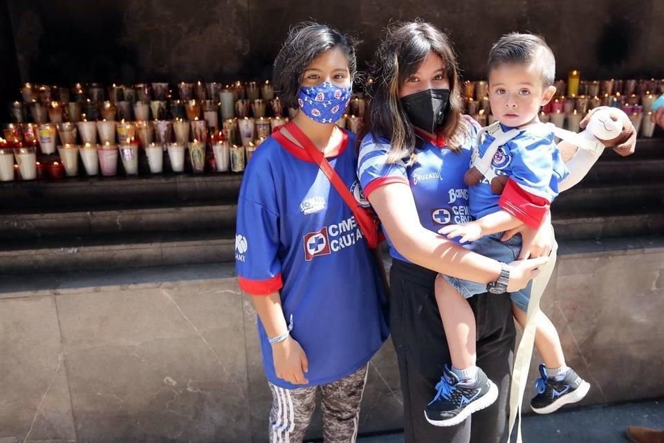 La afición celeste visitaron la Basílica de Guadalupe para pedir por su equipo.