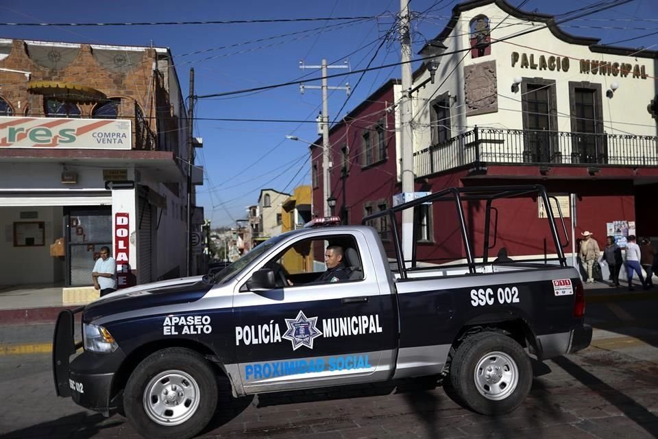 Una camioneta de la Policía Municipal pasea por Apaseo El Alto, Guanajuato, a inicios de 2020.