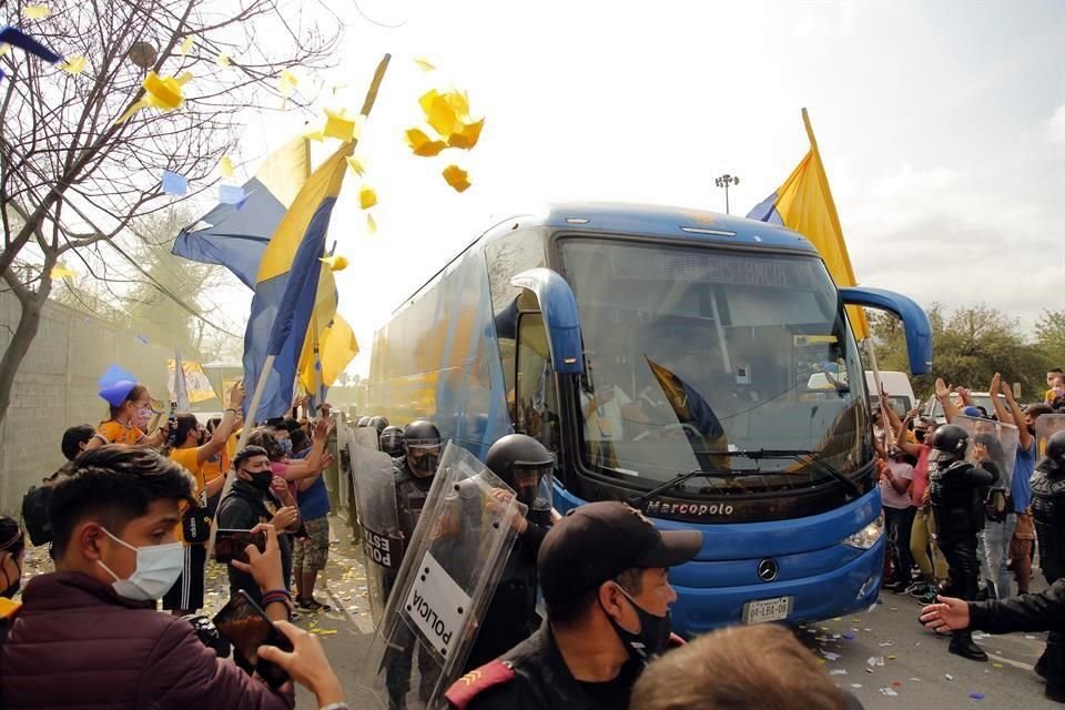 El equipo llegó y comenzaron las porras afuera del Estadio Universitario.