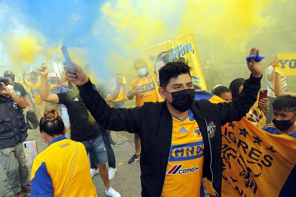 Mucho color, cánticos y humo le dieron vida al Uni a la llegada de las jugadoras auriazules.