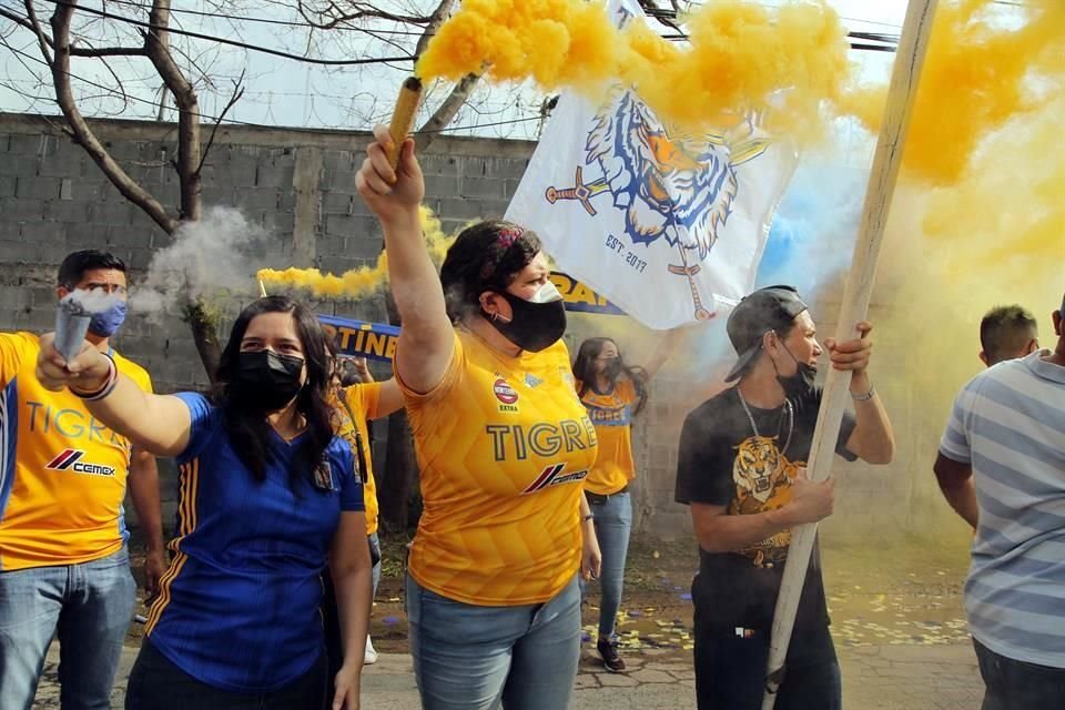 Familiares y aficionados de Tigres Femenil esperaron la llegada del equipo para enviarles buena vibra.