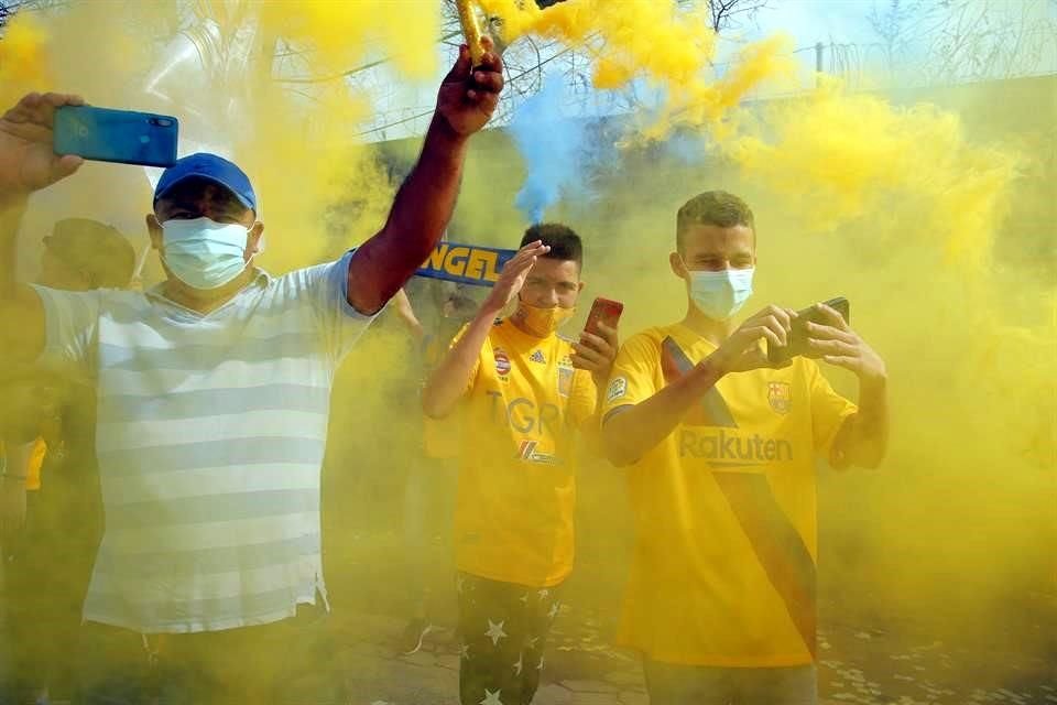 Mucho color, cánticos y humo le dieron vida al Uni a la llegada de las jugadoras auriazules.