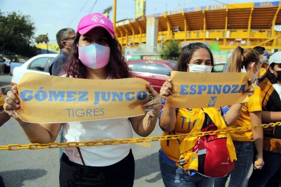 Algunos fans, familiares y amigos llevaron pancartas de apoyo.