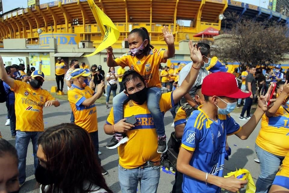 Familiares y aficionados de Tigres Femenil esperaron la llegada del equipo para enviarles buena vibra.