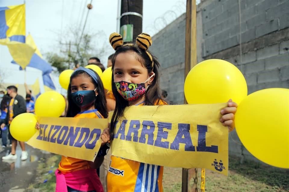 Familiares y aficionados de Tigres Femenil esperaron la llegada del equipo para enviarles buena vibra.