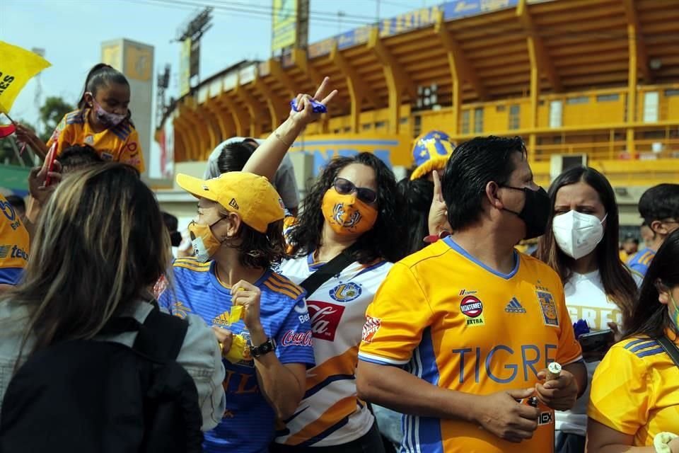 Familiares y aficionados de Tigres Femenil esperaron la llegada del equipo para enviarles buena vibra.