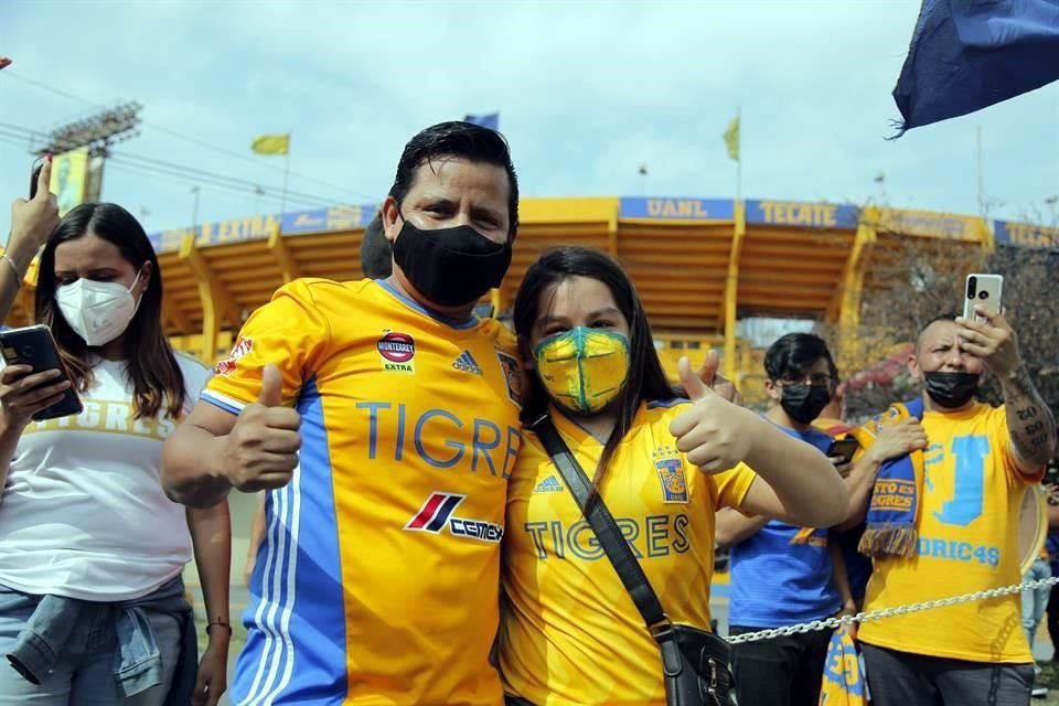 Familiares y aficionados de Tigres Femenil esperaron la llegada del equipo para enviarles buena vibra.