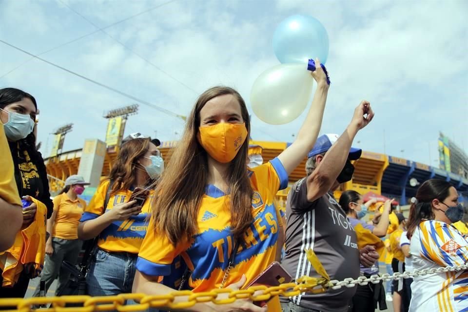 Familiares y aficionados de Tigres Femenil esperaron la llegada del equipo para enviarles buena vibra.