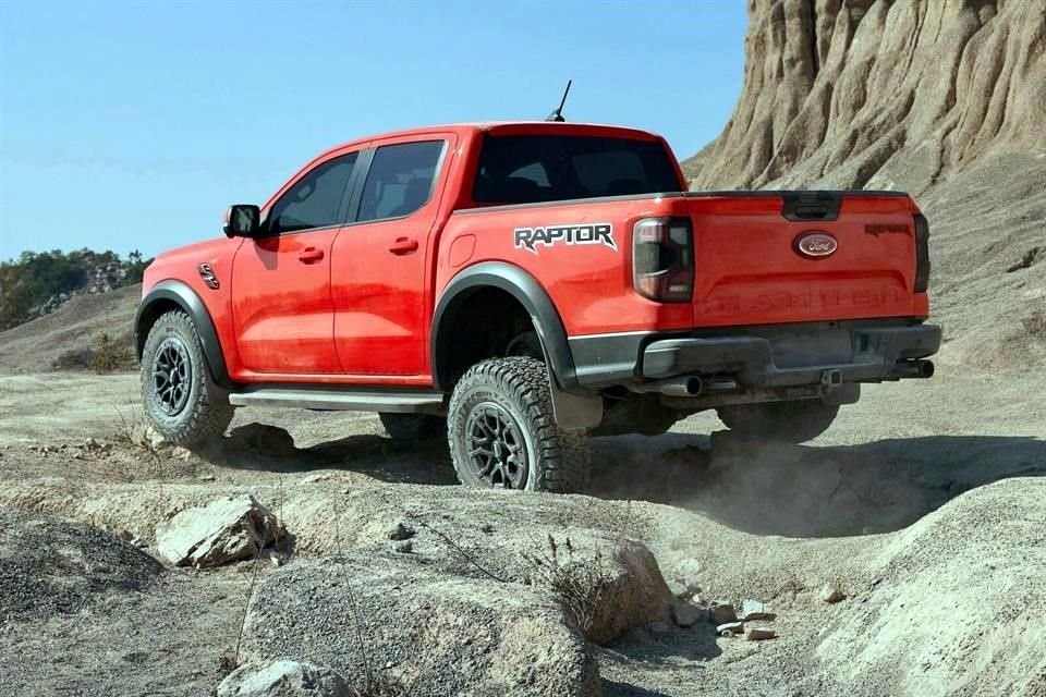 La altura que alcanza esta pick-up es de  1,926 mm.