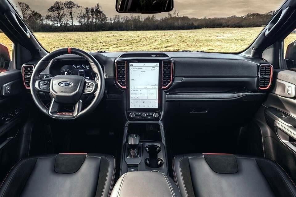 El volante forrado en piel incluye paletas de cambio de velocidad.
