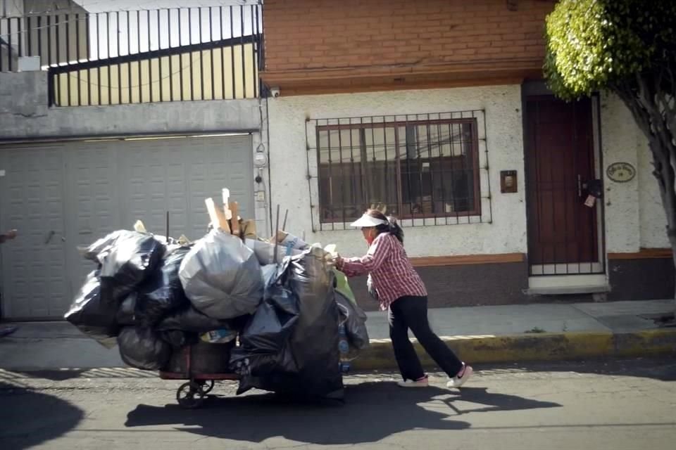 'Lo más peligroso son las agujas. No me he picado, gracias a Dios, porque me he dado cuenta pronto. En dos o tres ocasiones me ha tocado que las agujas vienen abiertas'.