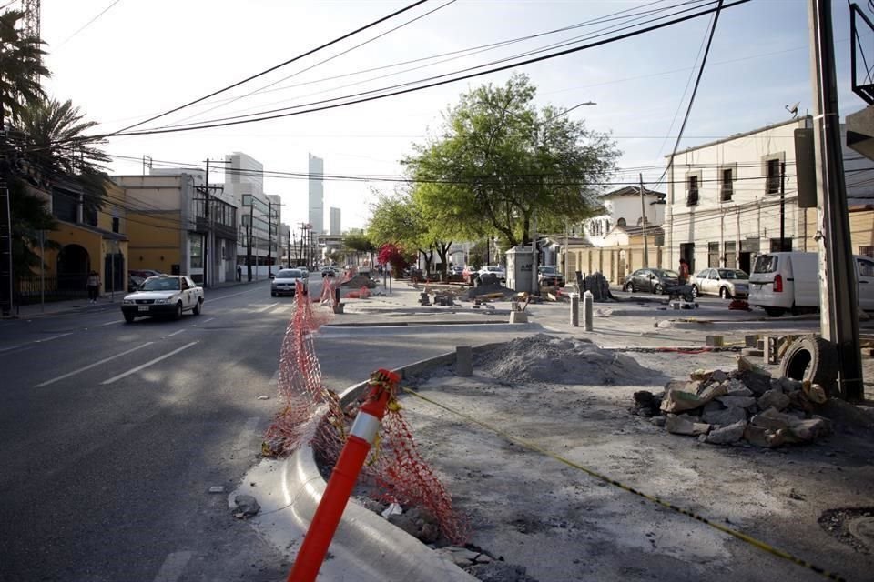 En el lugar hay material de construcción que obstruye el paso a los peatones desde el pasado mes de octubre.