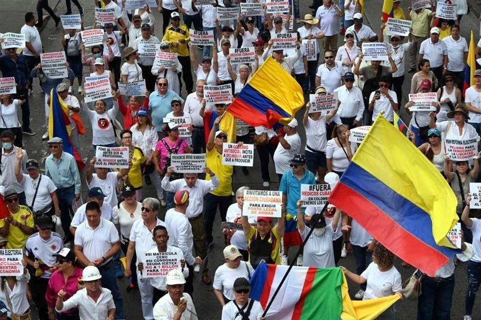 Los opositores al Presidente Gustavo Petro participan en una manifestación contra las reformas de su Gobierno.