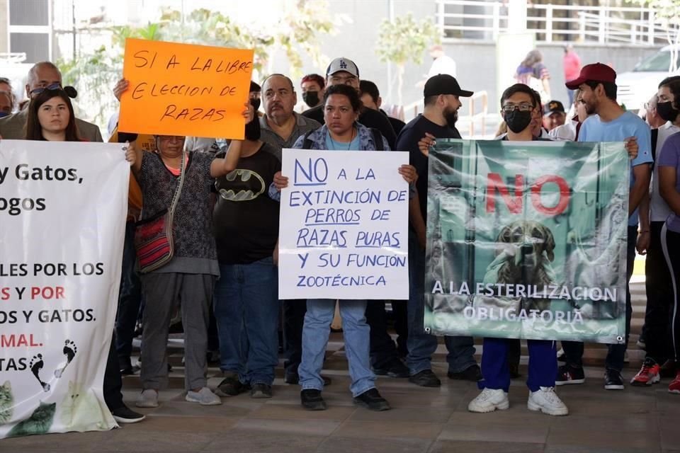 Veterinarios, criadores y zootecnistas protestaron afuera del Congreso local.