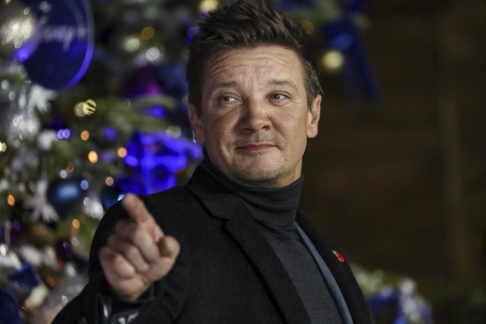 El actor Jeremy Renner compartió que sigue trabajando en su recuperación tras tener un accidente con una máquina quitanieves.