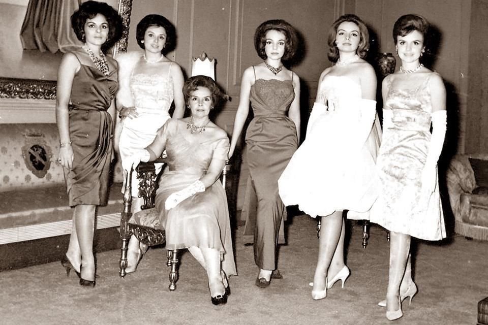 CON SU MAMÁ Y HERMANAS. Ninfa Garza T., Rosa Laura Garza T., Laura González de Garza T., Elma Garza T., Zandra Garza T., y Zonia Garza T.