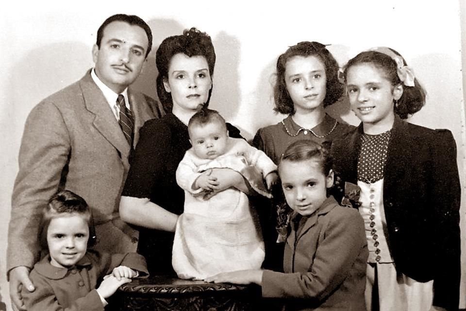 Ismael Garza Treviño, Laura González de Garza T. con Zandra, Rosa Laura, Ninfa, Zonia y Elma Garza T.