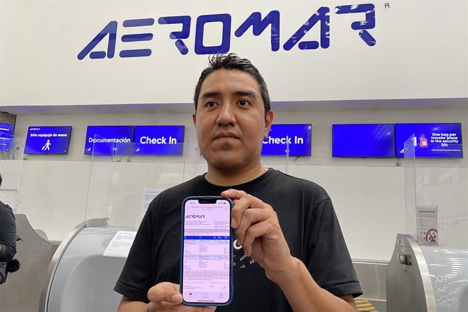 Clientes de Aeromar acudieron a buscar sus vuelos y se sorprendieron al ver que en el centro de atención no había personal que diera informes sobre lo sucedido con la aerolínea.