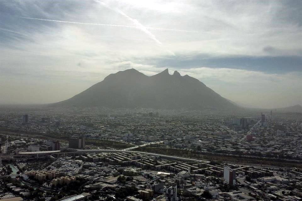 Durante la mañana, seis estaciones de monitoreo ambiental reportaron una calidad del aire 'extremadamente mala', por lo que la autoridad estatal emitió una alerta atmosférica.