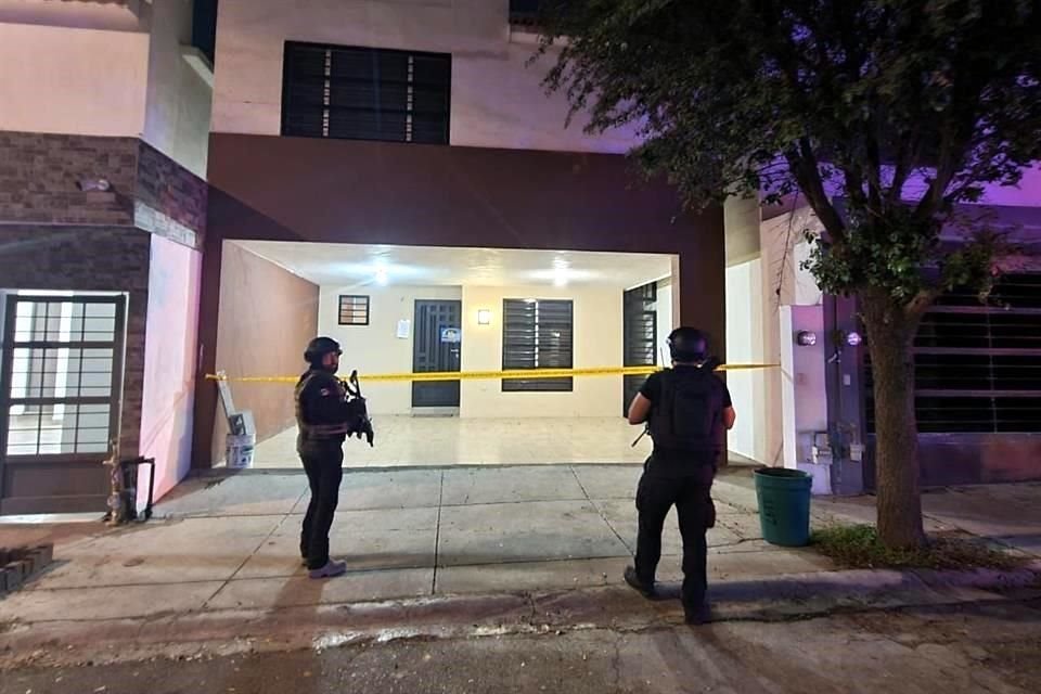 Armas largas y cortas, cargadores, más de 2 mil cartuchos, droga y ropa táctica, forman parte de lo incautado. 