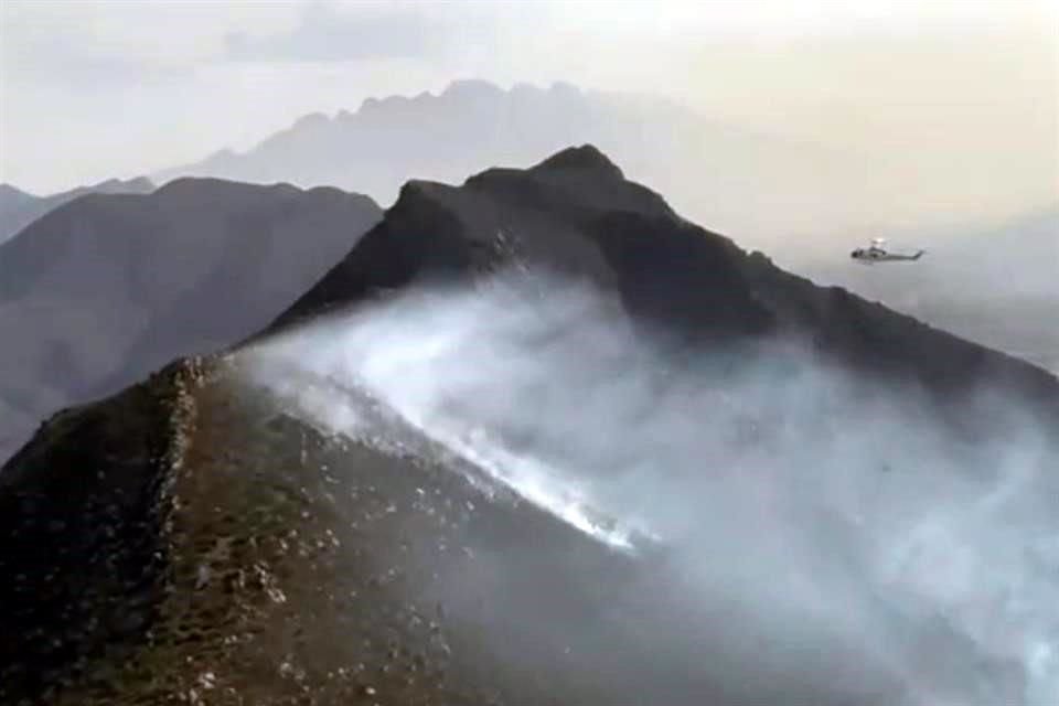 En los trabajos de combate de los incendios, se utilizan dos helicópteros.