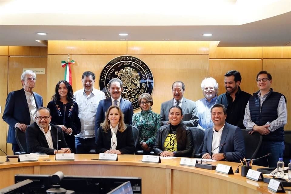 Integrantes del Comité Técnico de Evaluación del INE y legisladores federales, durante la presentación del organismo que evaluará a los aspirantes a consejeros.