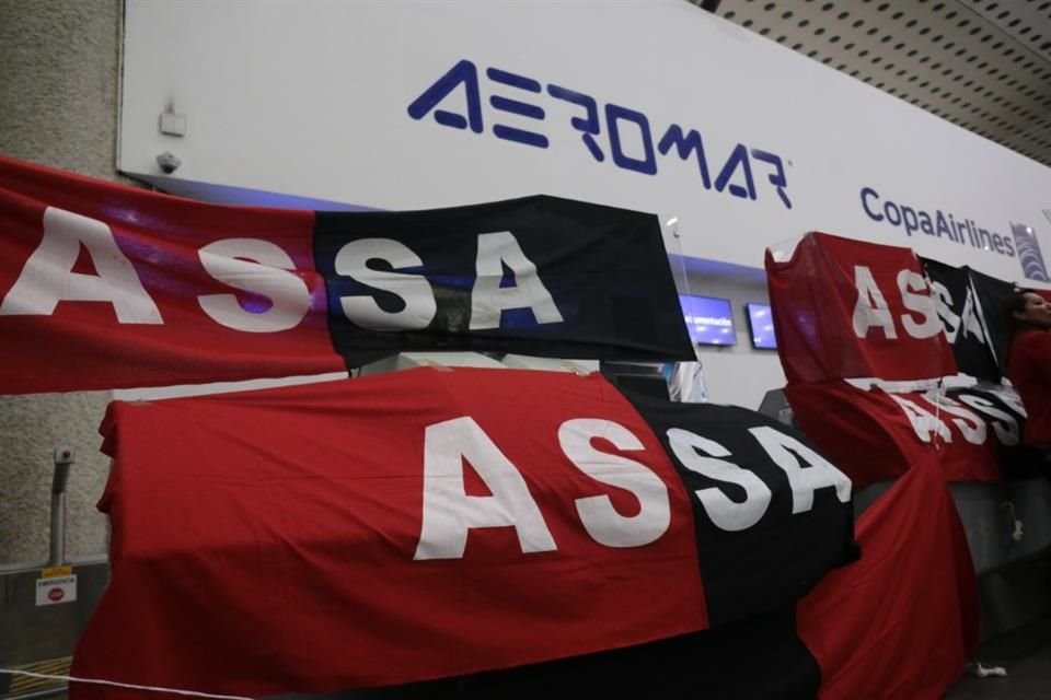 Trabajadores de diferentes sindicatos que trabajaban en Aeromar, como ASPA y ASSA, se declararon oficialmente en huelga a las 18:00 horas de este jueves 16 de febrero de 2023.