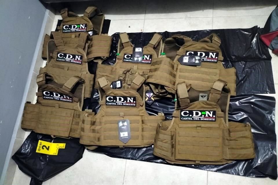 Armas largas y cortas, cargadores, más de 2 mil cartuchos, droga y ropa táctica, forman parte de lo incautado.