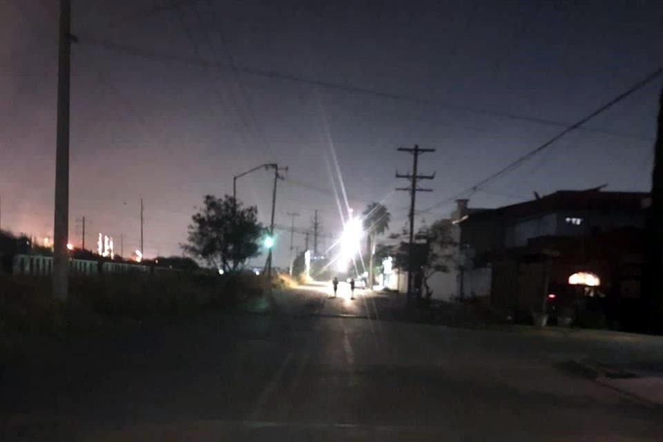 Algunas calles de la colonia Residencial Anáhuac lucen a oscuras por la falta de iluminación.