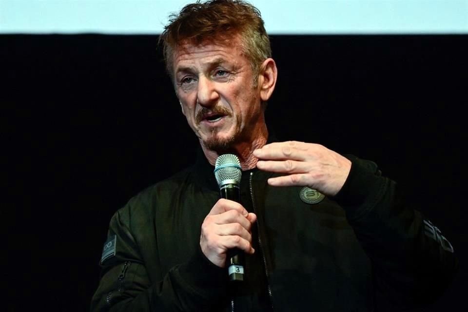 El actor y director estadounidense Sean Penn presenta la película 'Superpower' en el escenario en el estreno del programa especial de gala de la Berlinale