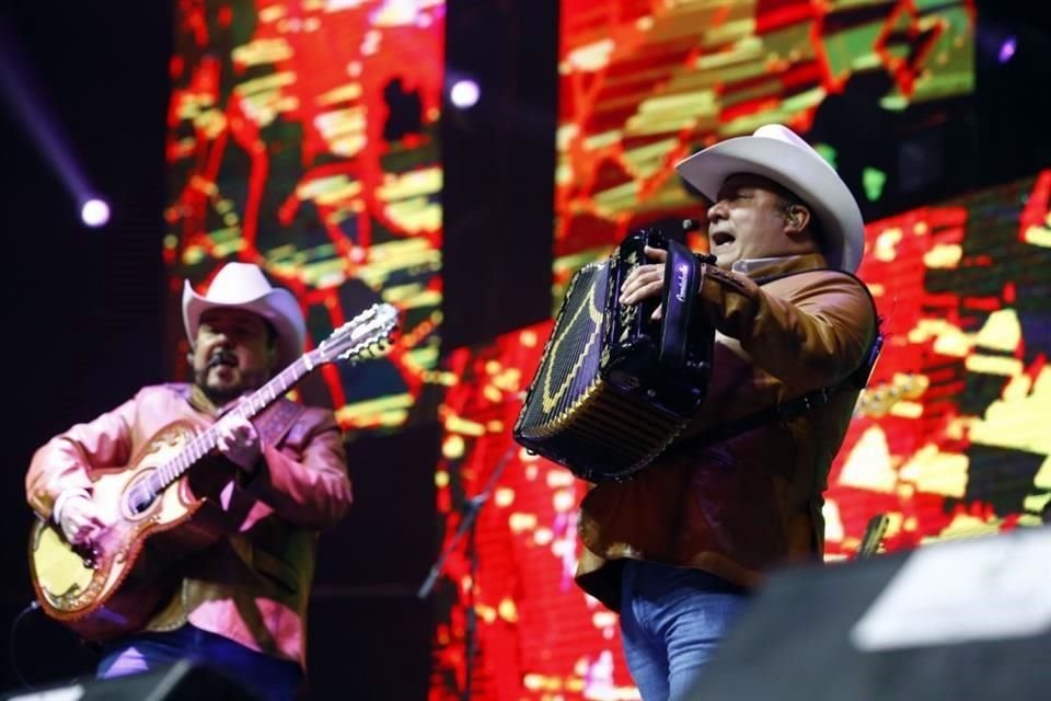 Beto Zapata, Pepe Elizondo, Julio Tamez, Luis Mario Garza y Toño Pequeño festejaron en grande con un pachangón ante miles de invitados por sus tres décadas de carrera musical.