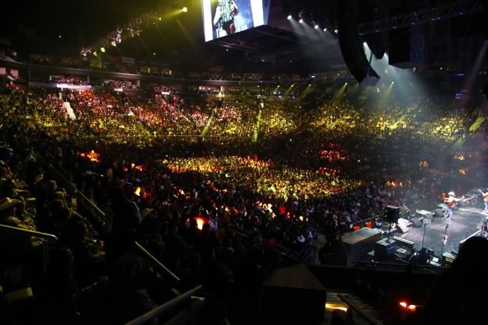 La raza que llenó el primero de los dos conciertos programados en la Arena Monterrey lució sus mejores atuendos de botas y sombrero porque la fiesta fue grabada por cámaras desplegadas en el lugar.