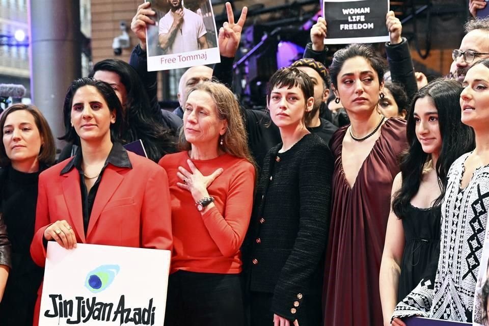 Kristen Stewart se unió a las protestas a favor de los derechos de las mujeres en Irán, durante la alfombra roja del sábado de la Berlinale.