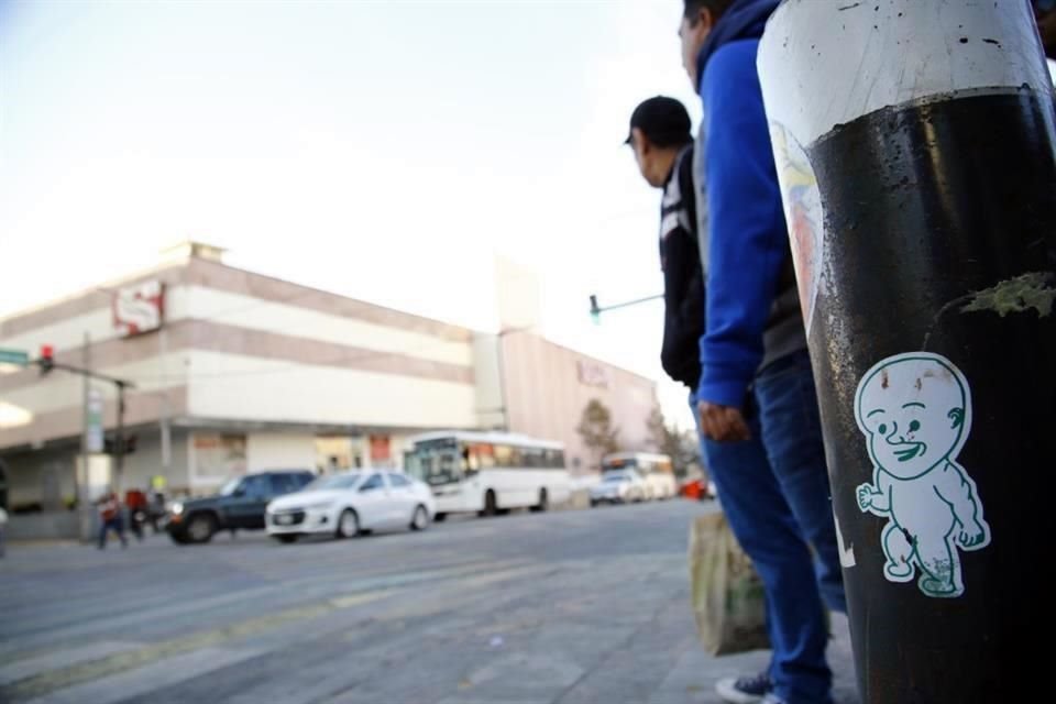 En calles del Centro de Monterrey es posible ver cómo el arte urbano, representado en calcomanías y dibujos, convive con edificios, parques, botes de basura, señalamientos, entre otros sitios.