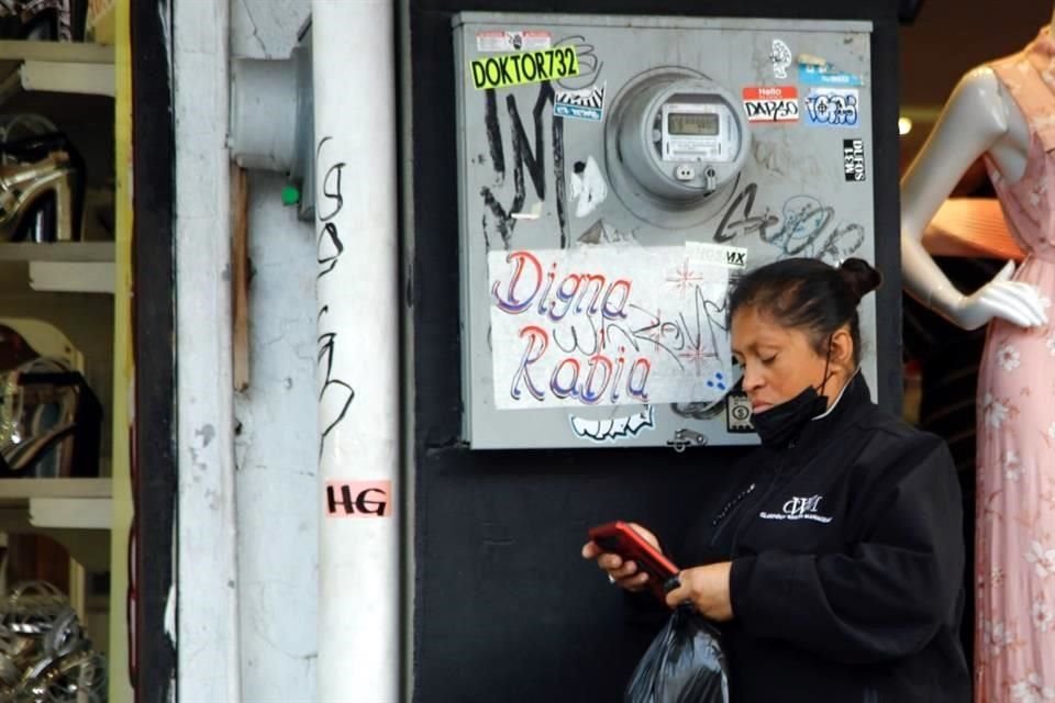 En calles del Centro de Monterrey es posible ver cómo el arte urbano, representado en calcomanías y dibujos, convive con edificios, parques, botes de basura, señalamientos, entre otros sitios.