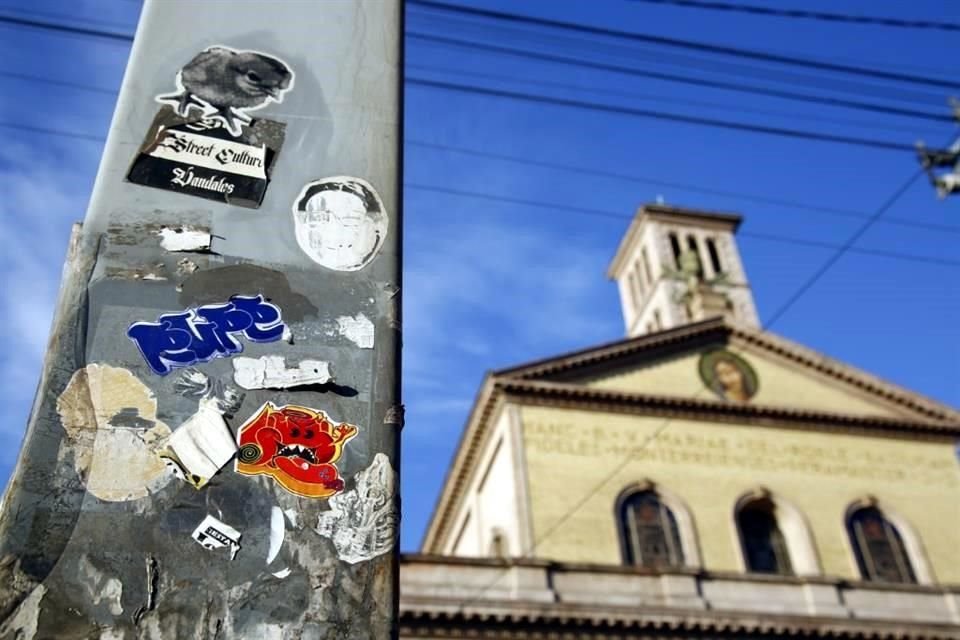 En calles del Centro de Monterrey es posible ver cómo el arte urbano, representado en calcomanías y dibujos, convive con edificios, parques, botes de basura, señalamientos, entre otros sitios.