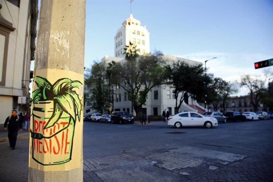 En calles del Centro de Monterrey es posible ver cómo el arte urbano, representado en calcomanías y dibujos, convive con edificios, parques, botes de basura, señalamientos, entre otros sitios.