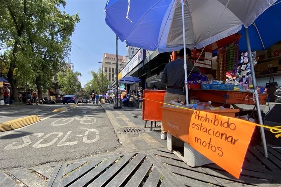 Para evitar que esto continúe, colocaron lazos y letreros informando que está prohibido estacionarse.