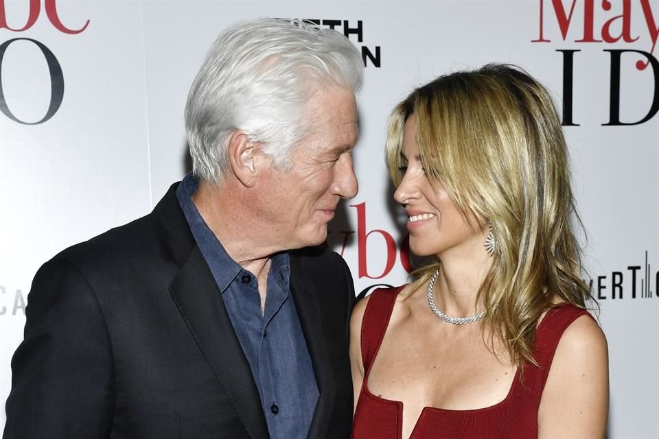 Alejandra, esposa de Richard Gere, aseguró que el actor se encuentra mejor de la neumonía que tuvo durante sus vacaciones en México.