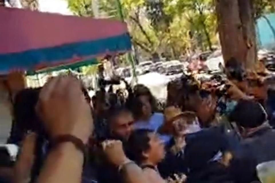 Durante una manifestación que realizaron frente a casa de Sandra Cuevas, vecinos fueron golpeados por funcionarios de Alcaldía Cuauhtémoc.