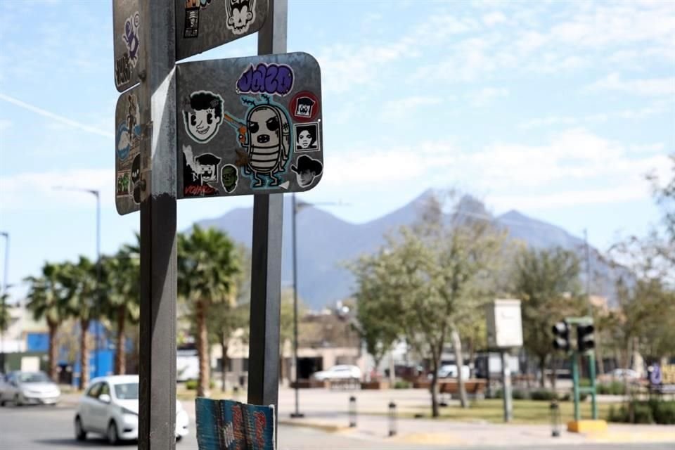 En calles del Centro de Monterrey es posible ver cómo el arte urbano, representado en calcomanías y dibujos, convive con edificios, parques, botes de basura, señalamientos, entre otros sitios.