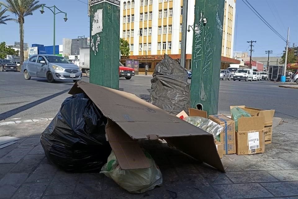 Bolsas, cajas y otros desechos estaban en la esquina de Madero y Galeana.