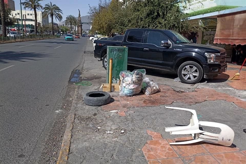 Hasta sillas y llantas se encuentran en banquetas del Primer Cuadro regio.
